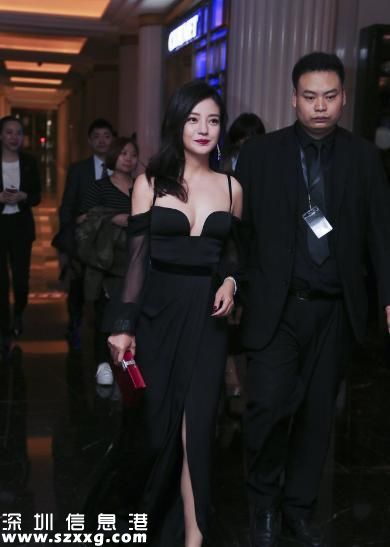 趙薇低胸性感黑裙 與自己淵源頗深的電影“窗外”拉人氣