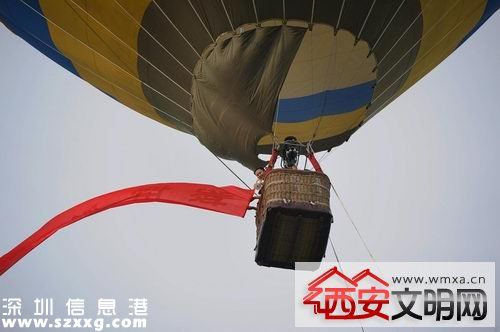 合肥男子乘熱氣球求婚 夸張舉動(dòng)引來網(wǎng)友罵聲一片