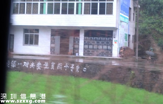 二胎手寫(xiě)標(biāo)語(yǔ)走紅 網(wǎng)友調(diào)侃：有點(diǎn)意思（組圖）