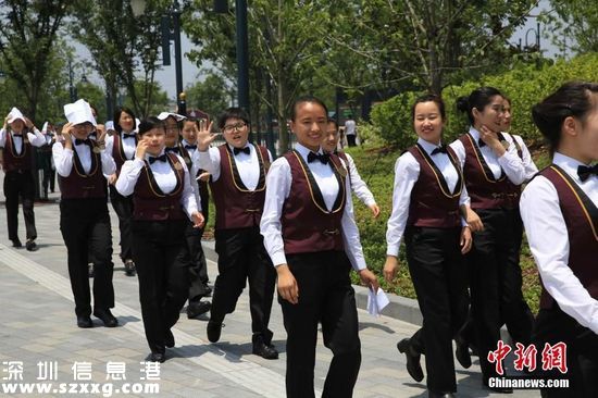 6月14日，是上海迪士尼度假區(qū)舉行盛大開幕盛典的首日。當(dāng)日，音樂劇《獅子王》中文版將首演，作為活動(dòng)場(chǎng)地的購(gòu)物餐飲娛樂區(qū)“迪士尼小鎮(zhèn)”暫時(shí)關(guān)閉。不過，上午，依然有不少市民游客前往附近游覽。圖為迪士尼酒店工作人員。