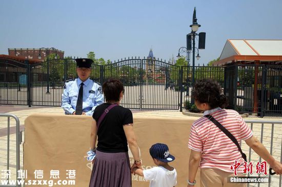 6月14日，是上海迪士尼度假區(qū)舉行盛大開幕盛典的首日。當(dāng)日，音樂劇《獅子王》中文版將首演，作為活動(dòng)場(chǎng)地的購(gòu)物餐飲娛樂區(qū)“迪士尼小鎮(zhèn)”暫時(shí)關(guān)閉。不過，上午，依然有不少市民游客前往附近游覽。