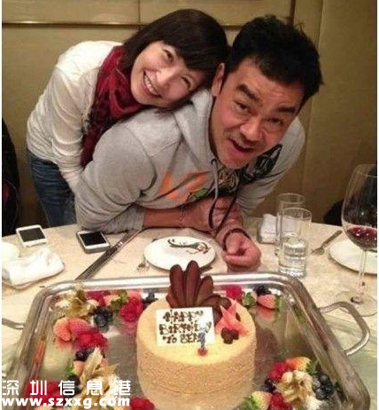 劉青云陪母親逛街
