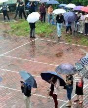 合肥家長徹夜排隊搖號進幼兒園 女子未中簽流淚稱孩子