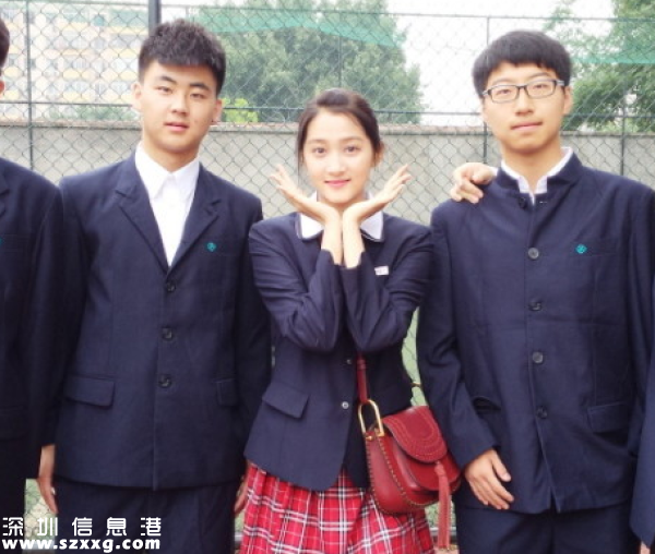 關(guān)曉彤拍高中畢業(yè)照