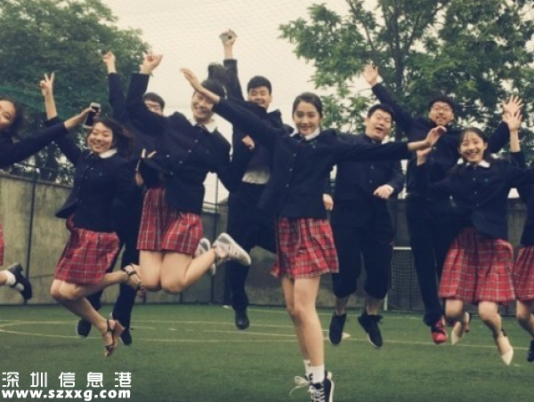 關(guān)曉彤拍高中畢業(yè)照