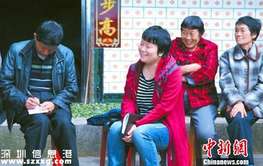 張雪梅（中）生前與村民們?cè)谝黄鹕逃懯聞?wù)。