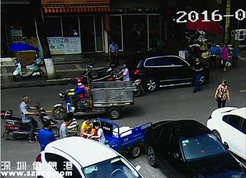 熊孩子開車撞奔馳