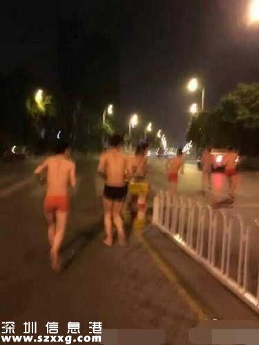 理發(fā)店懲罰員工 街頭裸奔喝馬桶水