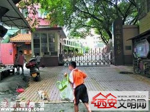 小學現(xiàn)惡臭籃球場 一個班11名同學不適請假