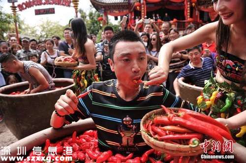 游客泡進辣椒缸吃辣椒贏黃金 