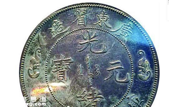 90后青年癡迷收藏，現(xiàn)在靠一枚銀幣就賣了1700萬