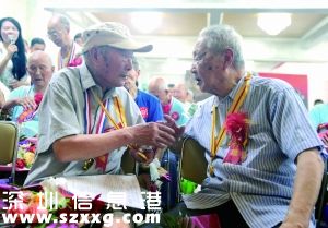 抗戰(zhàn)老兵相聚南京 現(xiàn)場(chǎng)向抗洪官兵致敬