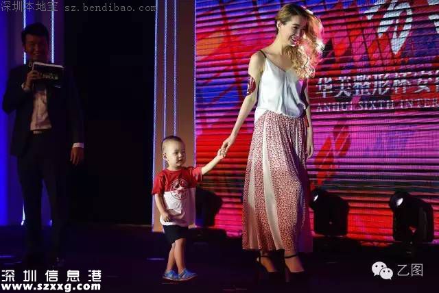 胸模大賽辣媽奪冠 領(lǐng)2歲孩子亮相(圖)