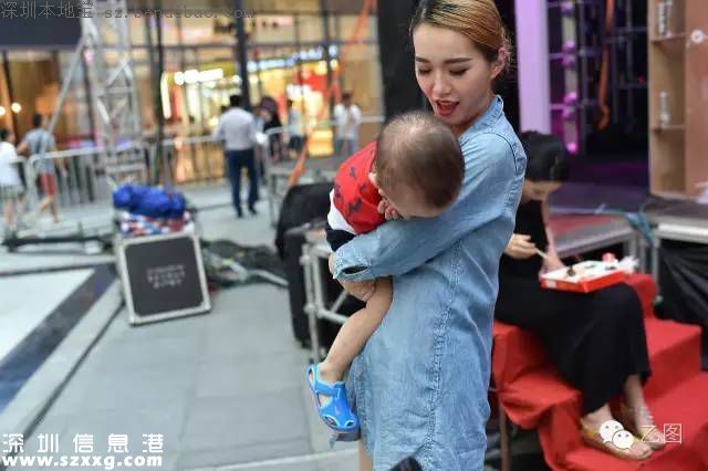 胸模大賽辣媽奪冠 領(lǐng)2歲孩子亮相(圖)