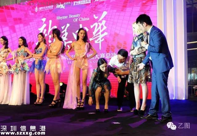 胸模大賽辣媽奪冠 領(lǐng)2歲孩子亮相(圖)