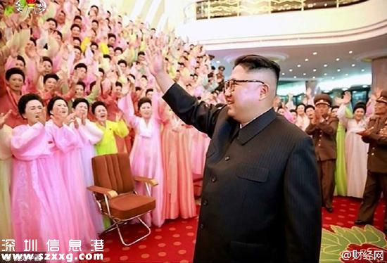當(dāng)?shù)貢r(shí)間2016年7月16日，朝鮮最高領(lǐng)導(dǎo)人金正恩觀看軍屬文藝比賽，與軍屬合影。