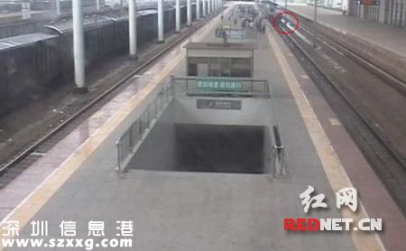男子被推下站臺的瞬間。