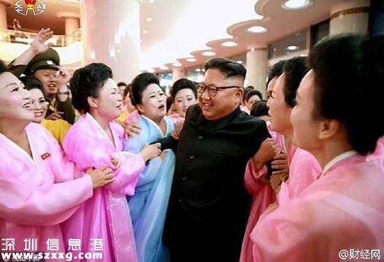 當(dāng)?shù)貢r(shí)間2016年7月16日，朝鮮最高領(lǐng)導(dǎo)人金正恩觀看軍屬文藝比賽，與軍屬合影。