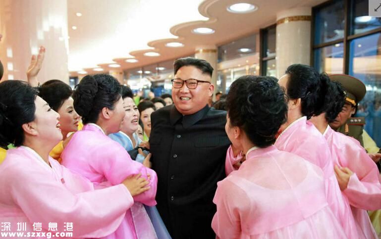 金正恩被軍嫂包圍 太熱情險致金正恩摔倒