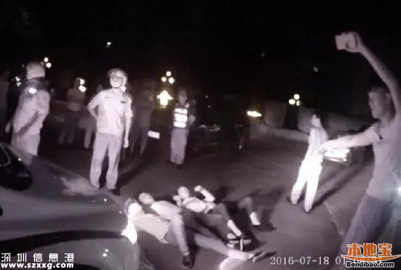深圳查酒駕現(xiàn)奇葩 朋友被抓4人躺地?cái)r警車(組圖)