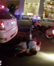 深圳查酒駕現(xiàn)奇葩 朋友被抓4人躺地?cái)r警車