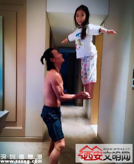 張晉雙手托舉女兒 與自己小時候父親托舉自己一個模樣