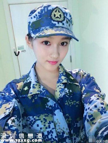 爸爸曬關(guān)曉彤軍訓照