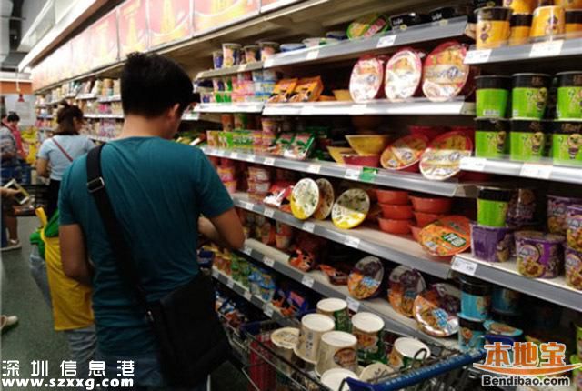 臺風(fēng)前夜深圳市民囤貨 超市被搶購一空