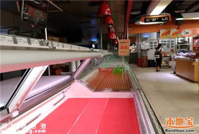 臺風(fēng)前夜深圳市民囤貨 超市被搶購一空