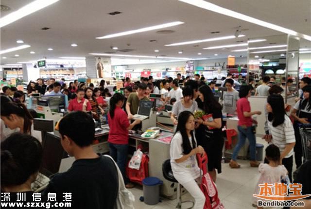 臺風(fēng)前夜深圳市民囤貨 超市被搶購一空