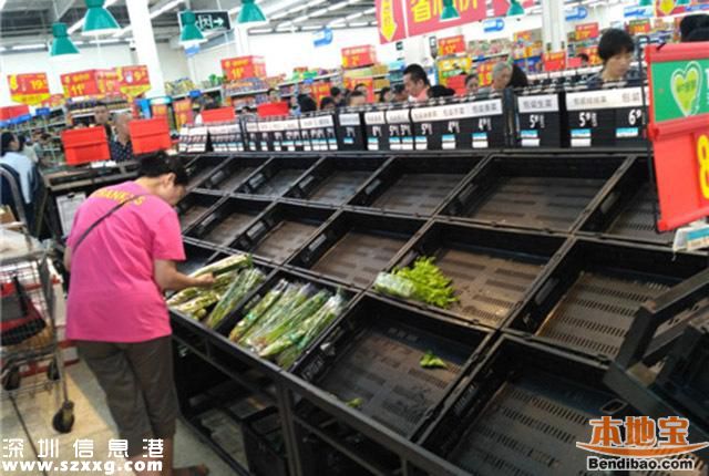 臺風(fēng)前夜深圳市民囤貨 超市被搶購一空