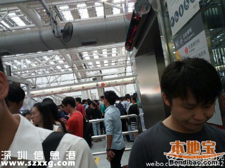 深圳地鐵4號(hào)線因供電故障停運(yùn) 大批乘客滯留