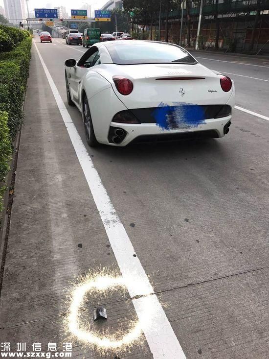 砸到車身的鐵塊