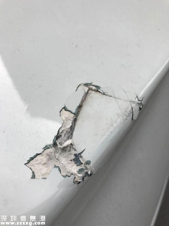 被砸壞的車身