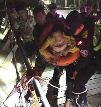 深圳一女子低頭玩手機(jī) 一腳踏空跌進(jìn)海里