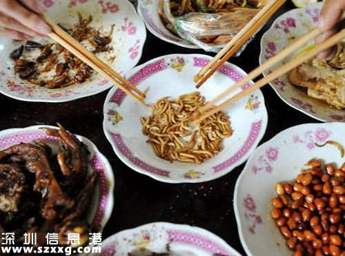 被罰當(dāng)眾吃活蟲(chóng) 要求未完成銷(xiāo)售業(yè)績(jī)的員工當(dāng)眾吃活蟲(chóng)并用白酒沖