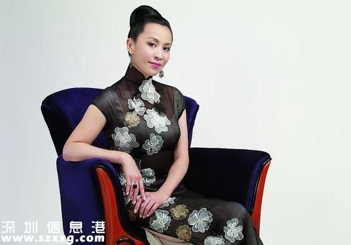 劉嘉玲攬老公合影 梁朝偉為什么露出這個(gè)表情？（組圖）