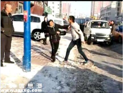 小伙當(dāng)街毆打父母什么仇什么怨？竟是嫌婚房買小了！
