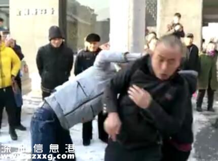 小伙當(dāng)街毆打父母什么仇什么怨？竟是嫌婚房買小了！