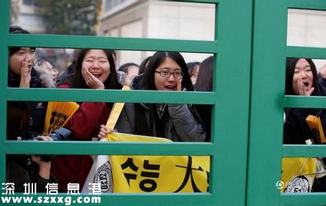 韓國高考拉開帷幕 學(xué)弟學(xué)妹為前輩祝福祈禱 
