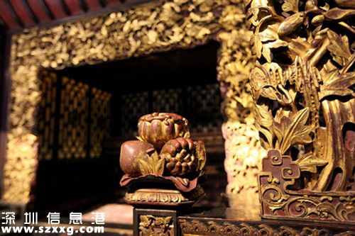 天下第一床亮相 200克黃金裝飾富麗堂皇.jpg