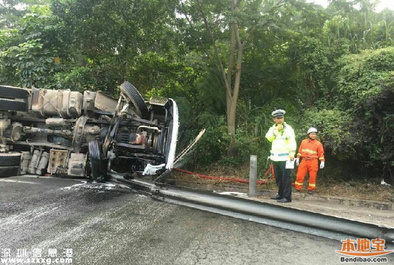 深圳機(jī)荷高速一10米長(zhǎng)的貨柜車側(cè)翻 司機(jī)遇難(圖)