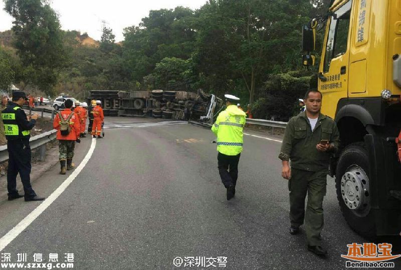 深圳機(jī)荷高速一10米長(zhǎng)的貨柜車側(cè)翻 司機(jī)遇難(圖)