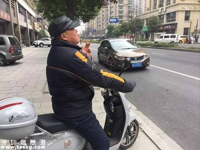 杭州一男子屋頂狂撒錢(qián) 引數(shù)百人圍觀(組圖)