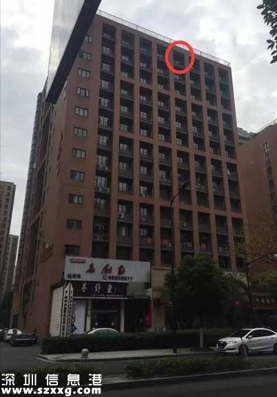 杭州一男子屋頂狂撒錢(qián) 引數(shù)百人圍觀(組圖)