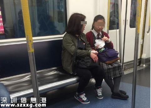 <a href=http://www.hnyueyi.com.cn/shenzhen/ target=_blank class=infotextkey>深圳</a>一母女地鐵上旁若無(wú)人飲食 全車廂人都走了