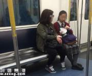 深圳一母女地鐵上旁若無人飲食 全車廂人都走了