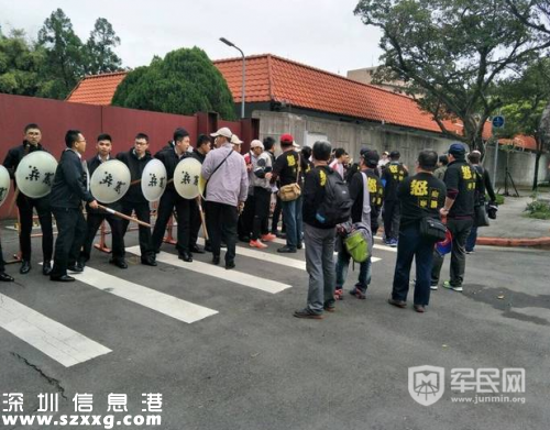 軍人突襲蔡英文官邸,跳上圍墻猛踹門高喊“還我青春”