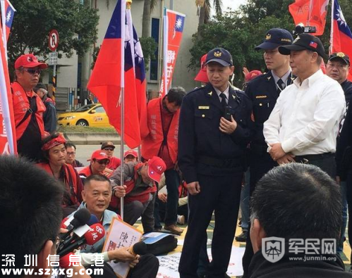 軍人突襲蔡英文官邸,跳上圍墻猛踹門高喊“還我青春”