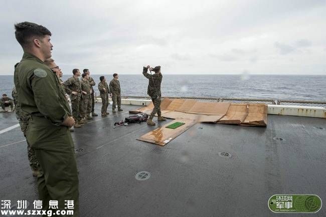 真會玩！美軍乘軍艦東海上打高爾夫(組圖)